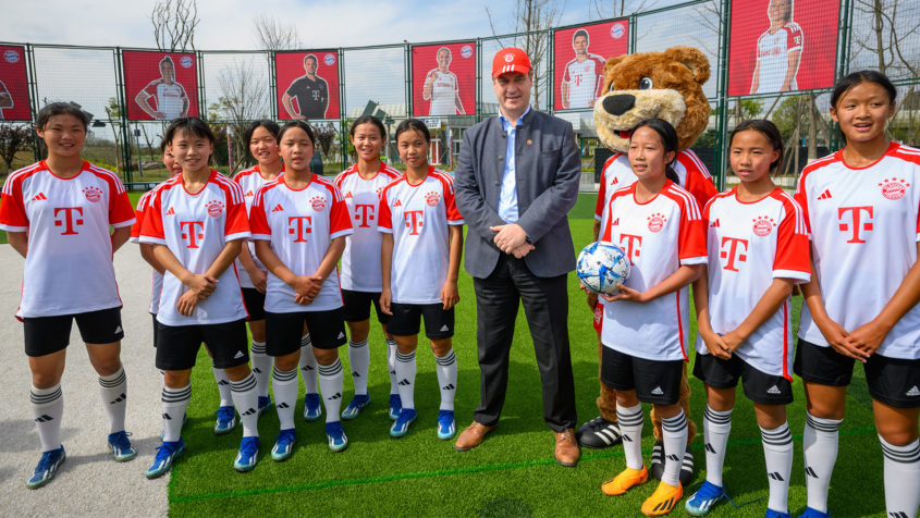 Ministerpräsident Dr. Markus Söder zu Besuch eines Mädchen-Fußballspiels im Adidas-Fußball-Park in Chengdu.